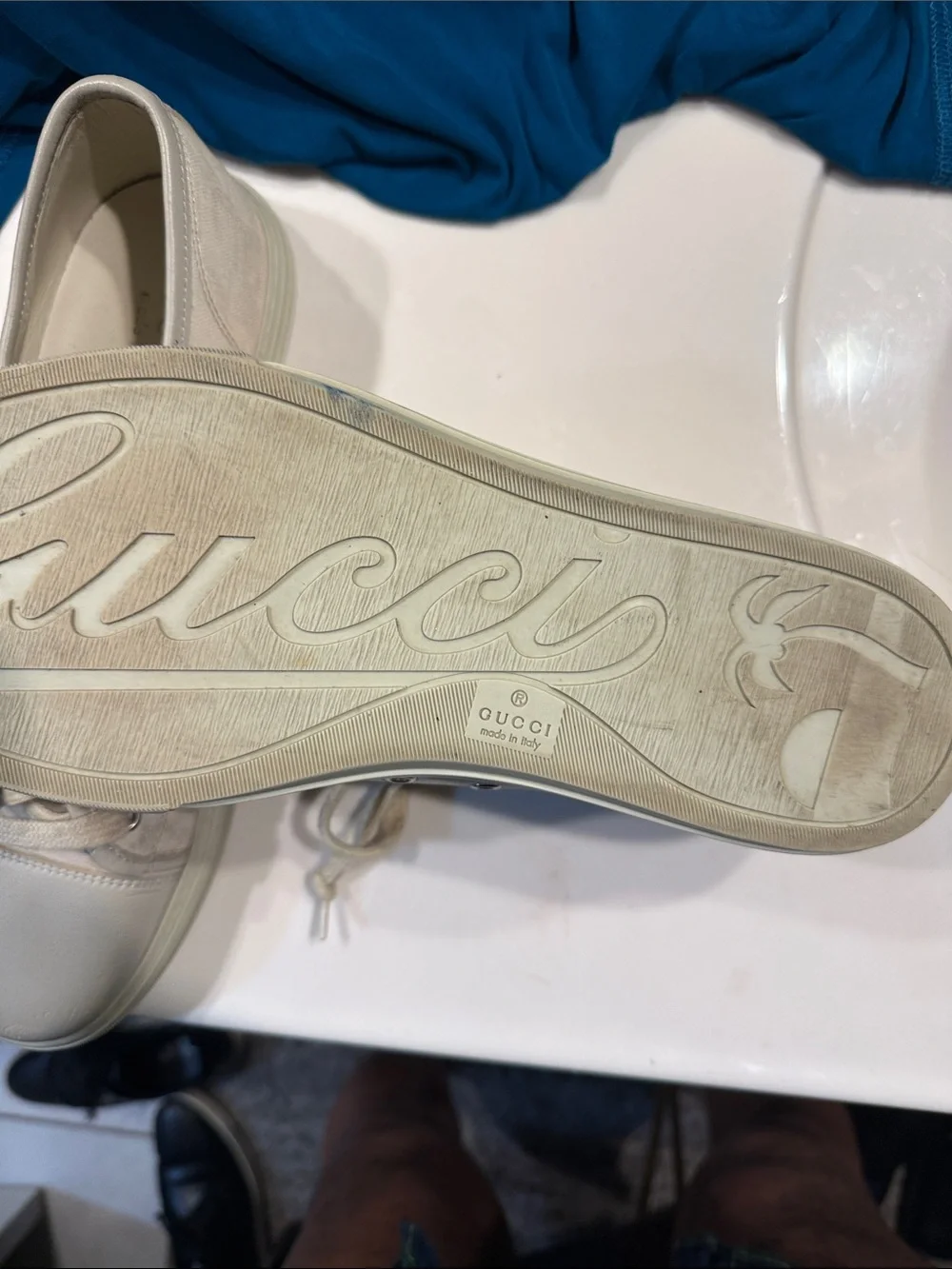 Gucci Cream Leather Slip-On Sneakermens. A little bit discoloration on bottom